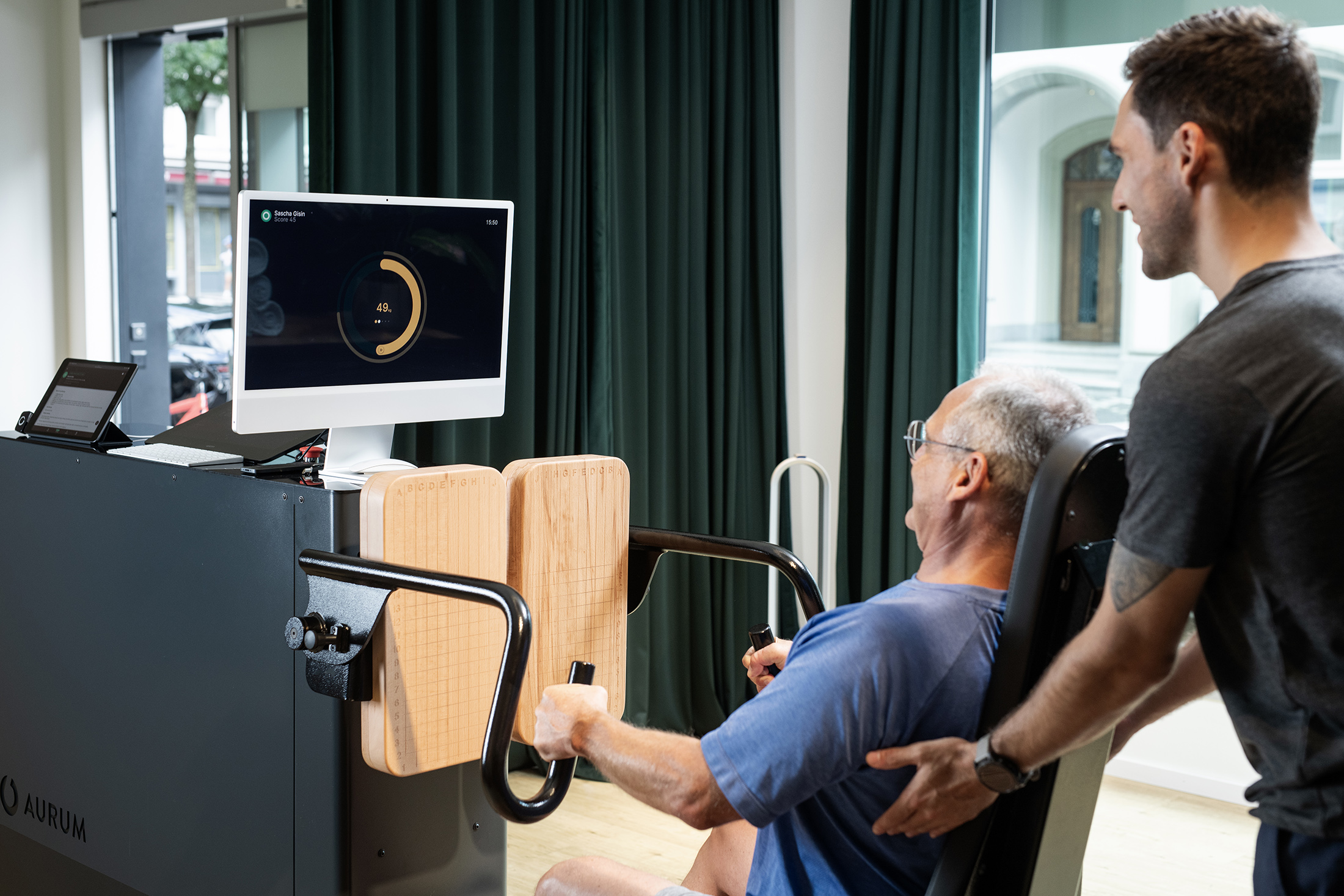 Kunde und Trainer bei AURUM Training am isokinetischen Gerät